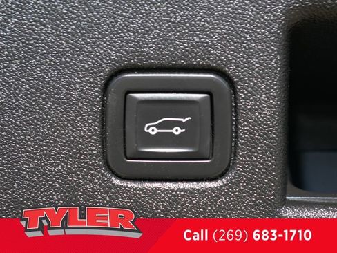 Used 2020 Chevrolet Equinox LT w/ Driver Convenience Package FWD image 18