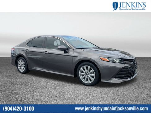 Used 2020 Toyota Camry LE image 1