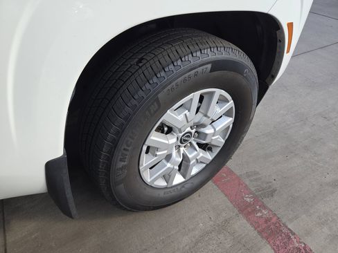 Used 2024 Nissan Frontier SV RWD image 9