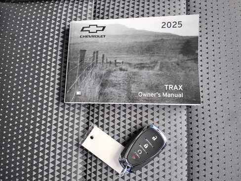 Used 2025 Chevrolet Trax LT w/ LT Convenience Package image 37