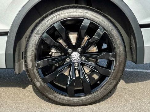 Certified 2020 Volkswagen Tiguan SE R-Line image 25