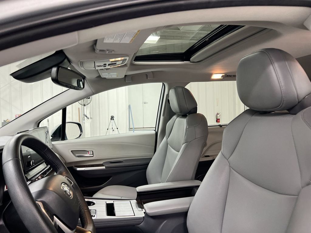 Used 2023 Toyota Sienna XLE AWD/4WD image 19