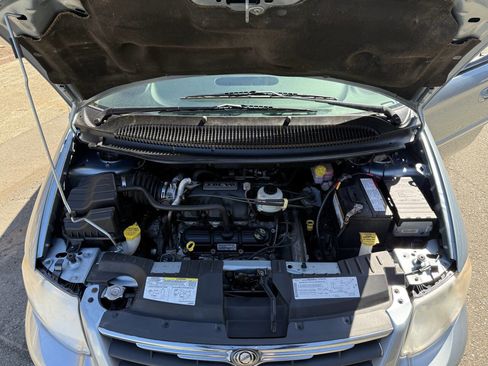 Used 2006 Chrysler Town & Country Touring image 34