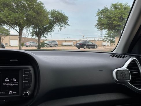 Used 2025 Kia Soul LX w/ LX Technology Package FWD image 35