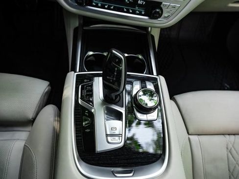 Used 2022 BMW 750i xDrive w/ Autobahn Package AWD/4WD image 40