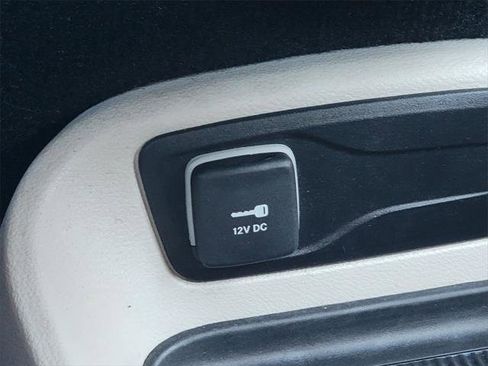 Certified 2023 Chrysler Pacifica Touring-L image 32