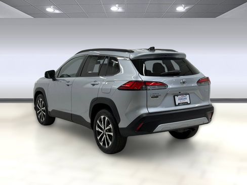 Used 2025 Toyota Corolla Cross XLE FWD image 2