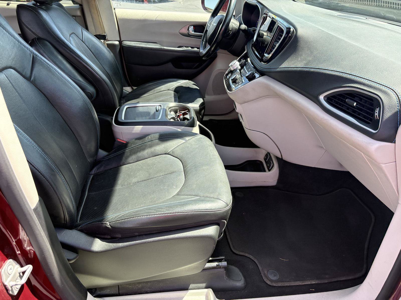 Used 2021 Chrysler Pacifica Touring-L FWD image 18