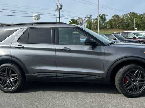 Used 2025 Ford Explorer ST-Line w/ ST-Line Street Pack image 4