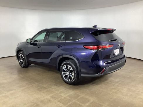 Used 2022 Toyota Highlander XLE AWD/4WD image 16