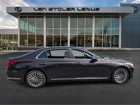Used 2018 Genesis G90 3.3T Premium RWD image 2