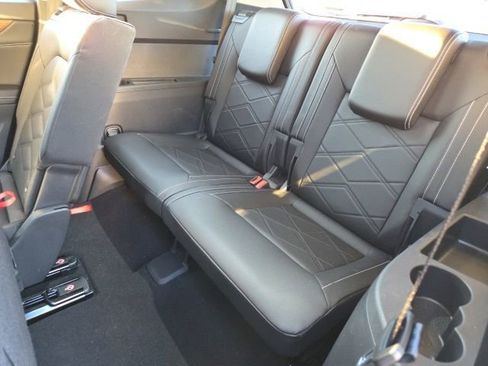 Used 2025 Volkswagen Atlas SE image 24