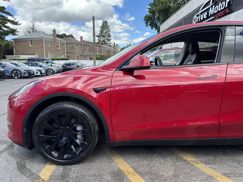 Used 2023 Tesla Model Y AWD image 2