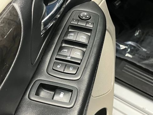 Used 2020 Dodge Grand Caravan SE w/ Rear Park Assist Package FWD image 12