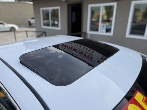 Used 2014 Toyota Camry SE w/ Moonroof Package FWD image 9