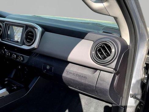 Used 2016 Toyota Tacoma SR5 w/ SR5 Appearance Package (SN) image 17