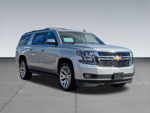 Used 2019 Chevrolet Suburban LT w/ Luxury Package image 8