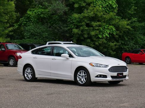 Used 2016 Ford Fusion SE w/ Equipment Group 202A FWD image 1