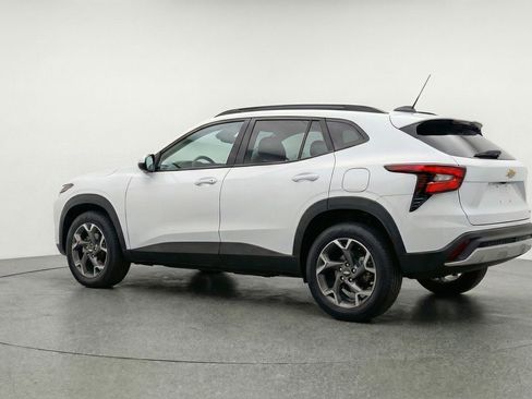 Used 2025 Chevrolet Trax LT w/ LT Convenience Package image 6