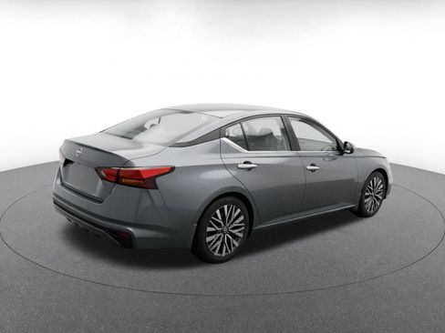 Used 2025 Nissan Altima 2.5 SV FWD image 11