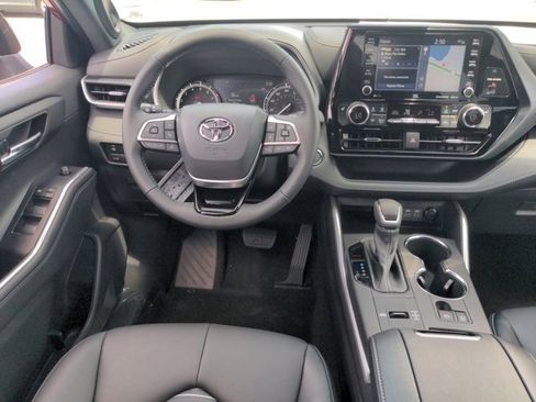 Used 2022 Toyota Highlander XSE image 16