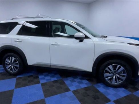 Used 2024 Nissan Pathfinder SL w/ Black Appearance Package image 9