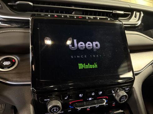 Used 2022 Jeep Grand Cherokee Overland w/ Luxury Tech Group IV AWD/4WD image 21