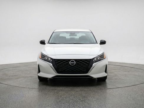 Used 2025 Nissan Altima 2.5 SV FWD image 2