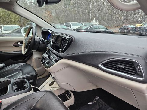 Used 2017 Chrysler Pacifica Limited image 21