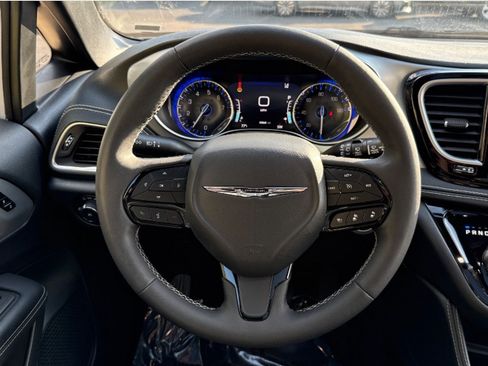 Used 2025 Chrysler Pacifica Limited FWD image 18