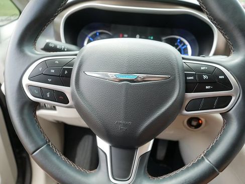 Used 2017 Chrysler Pacifica Premium FWD image 28