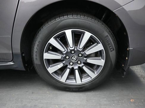 Used 2018 Toyota Sienna Limited image 64