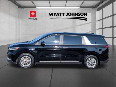 Used 2022 Kia Carnival LX FWD image 2