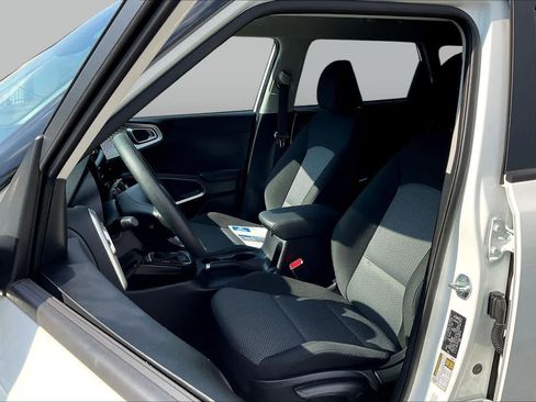 Used 2025 Kia Soul LX w/ LX Technology Package FWD image 8