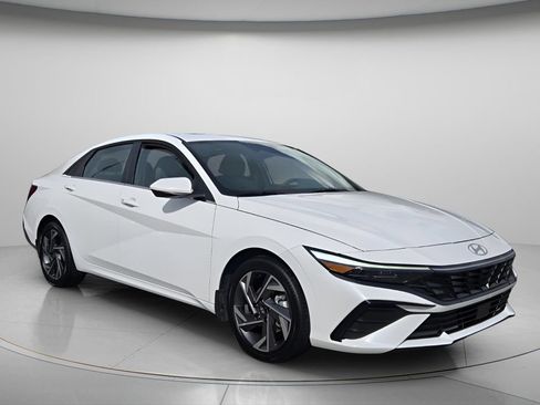 Certified 2025 Hyundai Elantra SEL FWD image 9
