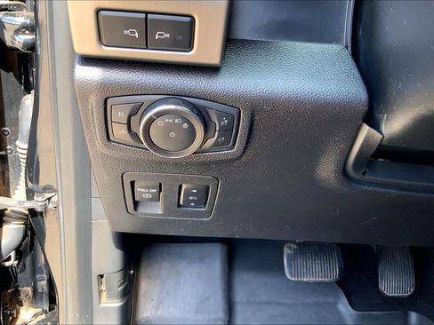 Used 2018 Ford F150 Platinum w/ Equipment Group 701A Luxury AWD/4WD image 32
