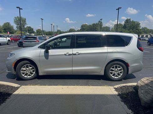 Used 2024 Chrysler Pacifica Touring-L FWD image 4