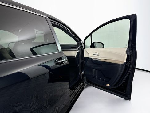 Used 2021 Toyota Sienna XLE w/ XLE Plus Package image 35