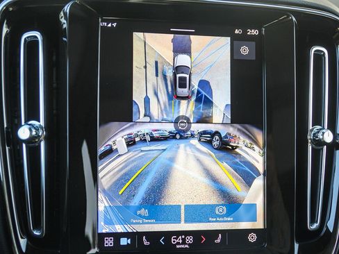 Used 2025 Volvo XC40 B5 Plus image 26