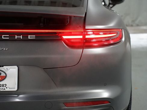 Used 2018 Porsche Panamera image 10