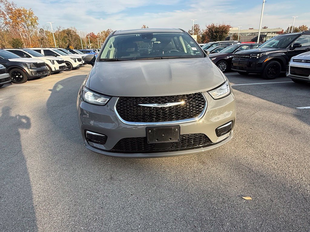 Used 2023 Chrysler Pacifica Touring-L FWD image 2
