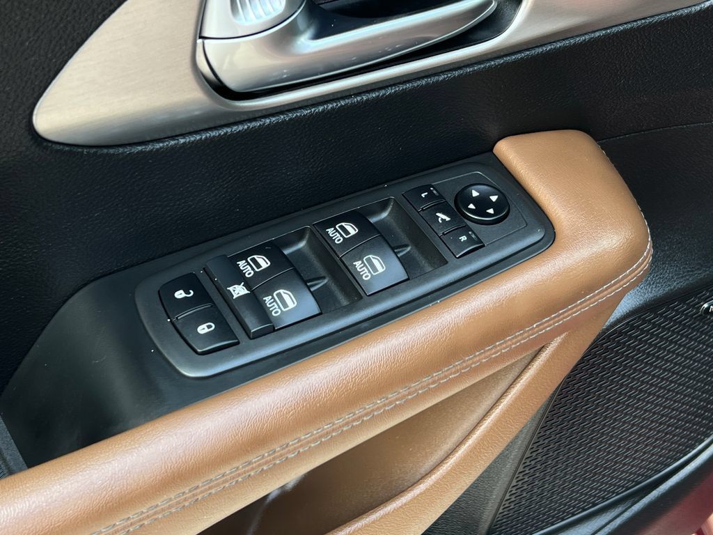 Used 2021 Chrysler Pacifica Limited w/ Uconnect Theater Family Group FWD image 6