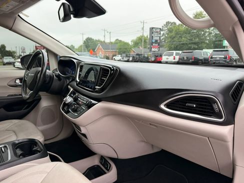 Used 2021 Chrysler Pacifica Touring-L FWD image 32