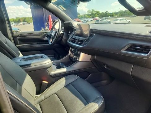 Used 2023 GMC Yukon XL SLT AWD/4WD image 9