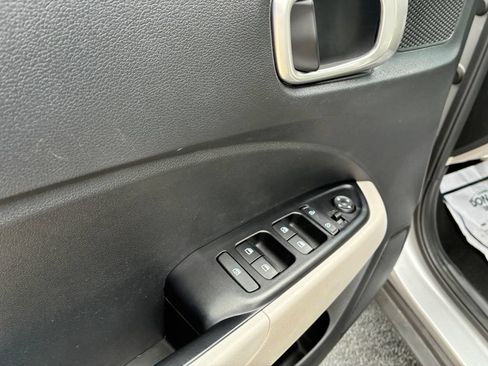 Used 2025 Hyundai Venue SEL FWD image 10