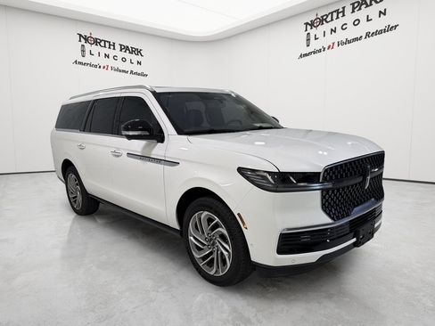 Used 2025 Lincoln Navigator L Reserve AWD/4WD image 7