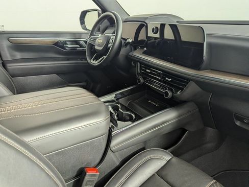 Used 2025 Chevrolet Suburban High Country image 24