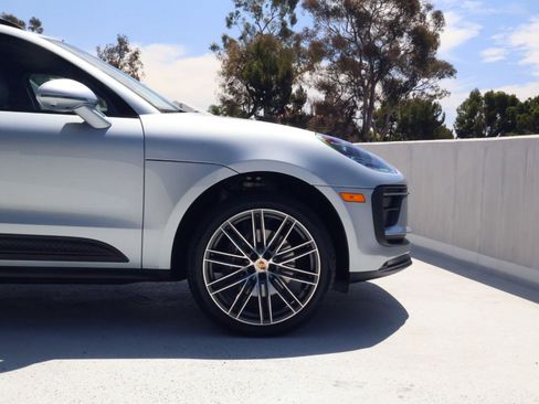 Certified 2026 Porsche Macan AWD/4WD image 11