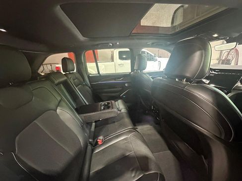 Used 2022 Jeep Grand Cherokee Overland AWD/4WD image 12