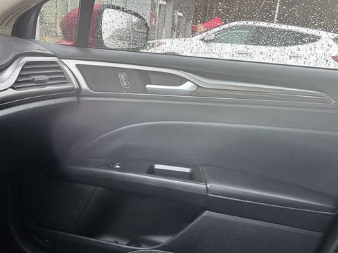 Used 2017 Ford Fusion SE w/ Equipment Group 202A image 12